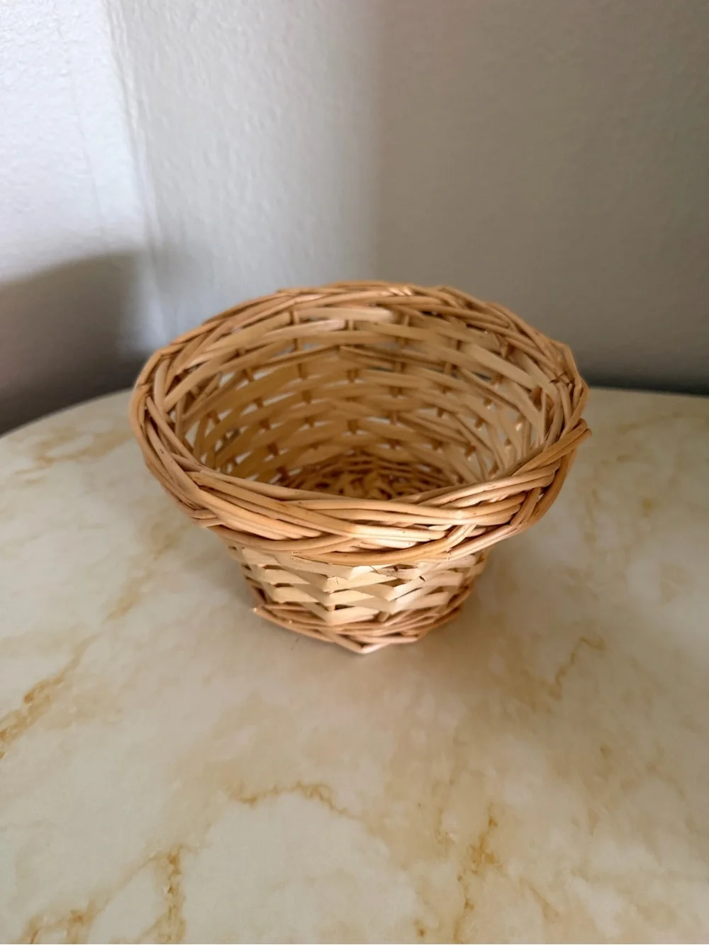 Unbranded Small Round Woven Wicker Basket – Like New Condition